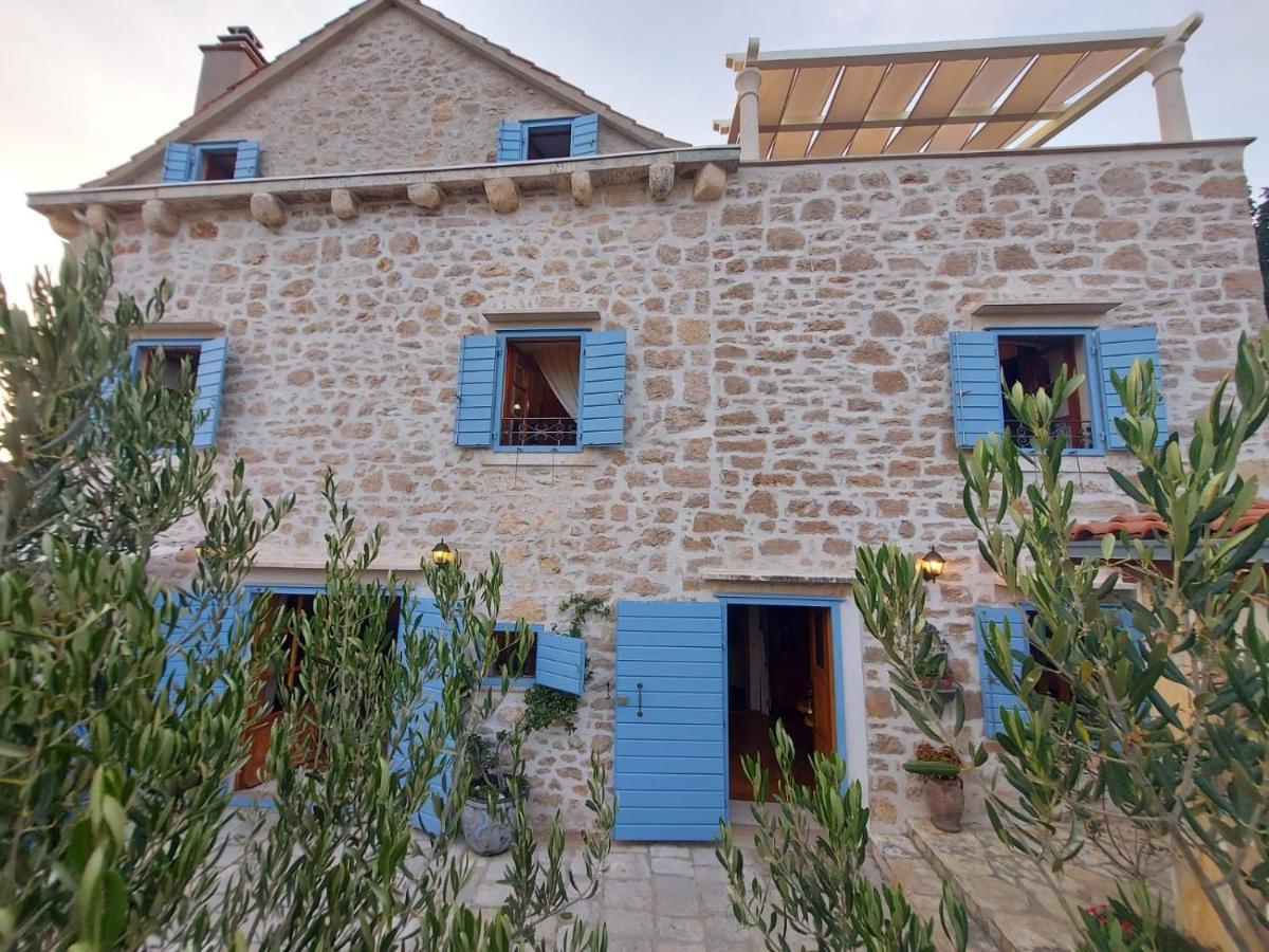 Villa Vicina Heritage Villa For 9,Milna - Close To Restaurants And Shops المظهر الخارجي الصورة
