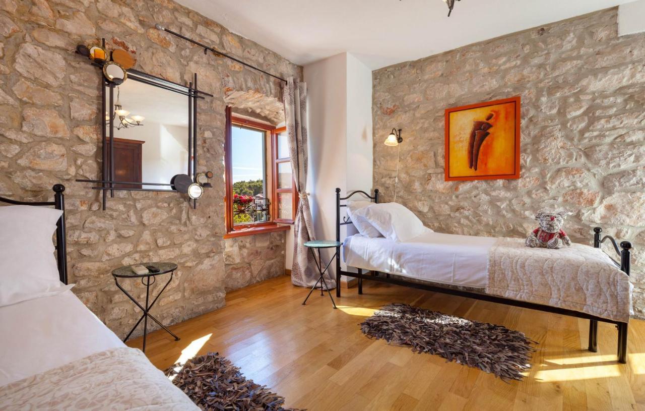 Villa Vicina Heritage Villa For 9,Milna - Close To Restaurants And Shops المظهر الخارجي الصورة