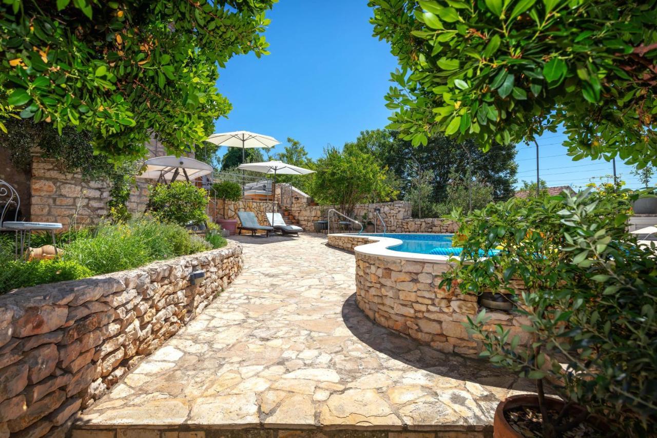 Villa Vicina Heritage Villa For 9,Milna - Close To Restaurants And Shops المظهر الخارجي الصورة